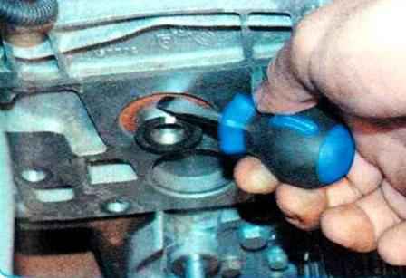 How to replace Renault Sandero engine camshaft oil seal