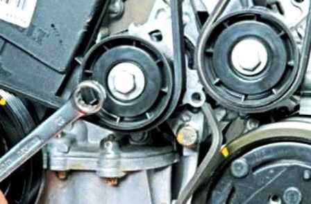 Checking and replacing the Renault Sandero auxiliary drive belt