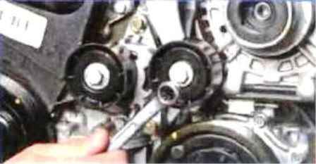 Checking and replacing the Renault Sandero auxiliary drive belt