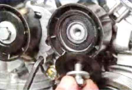 Checking and replacing the accessory drive belt Renault Sandero