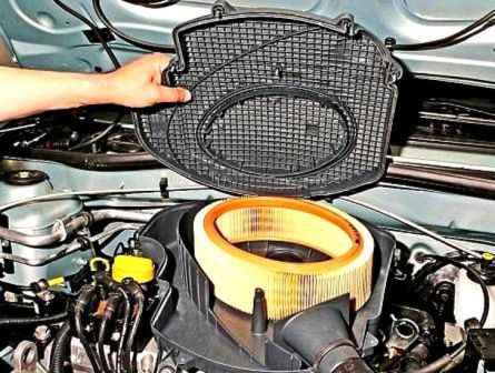 Cómo reemplazar el elemento del filtro de aire del motor Renault Sandero