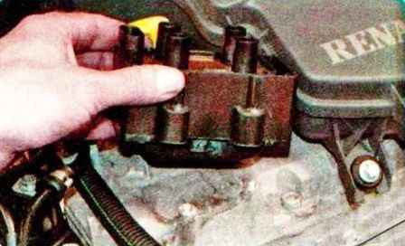 Replacing the Renault Sandero cylinder head cover gasket