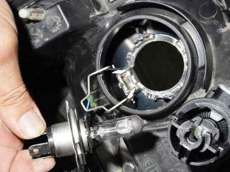 Replacing Renault Sandero car lighting bulbs
