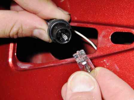 Replacing Renault Sandero car lighting bulbs
