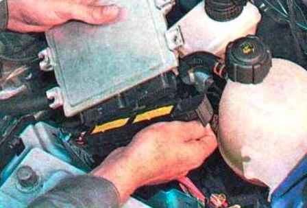 Replacing Renault Sandero engine management system components