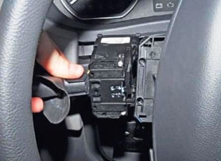 Extracción y control de los interruptores de la columna de dirección de Renault Sandero