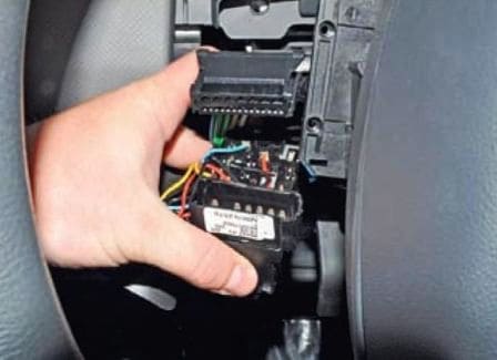 Removing and checking Renault Sandero steering column switches