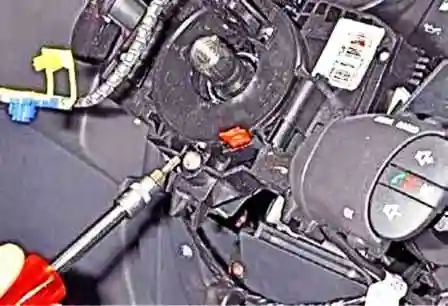 Снятие и проверка подрулевых переключателей Рено Сандеро