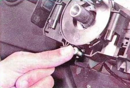 Extracción y control de los interruptores de la columna de dirección de Renault Sandero