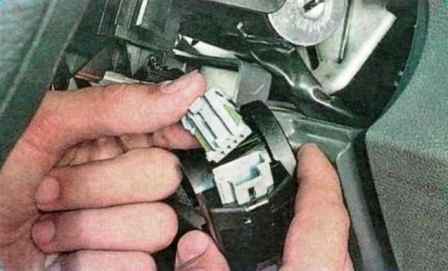 Comprobación y sustitución de la cerradura de encendido del Renault Sandero