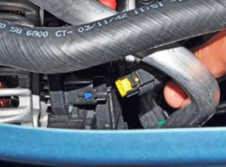 Removal and repair of Renault Sandero generator