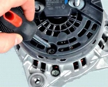 Removal and repair of Renault Sandero generator