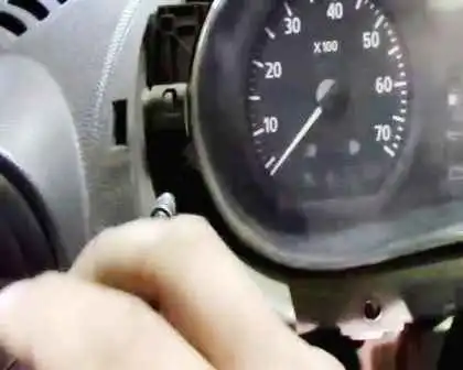 Cómo quitar e instalar el grupo de instrumentos de Renault Sandero