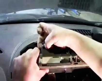 Cómo quitar e instalar el grupo de instrumentos de Renault Sandero