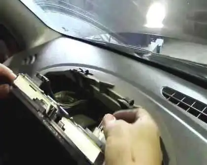 Cómo quitar e instalar el grupo de instrumentos de Renault Sandero