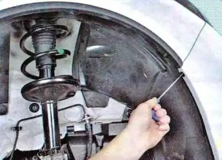Extracción de guardabarros y parachoques de un Renault Sandero