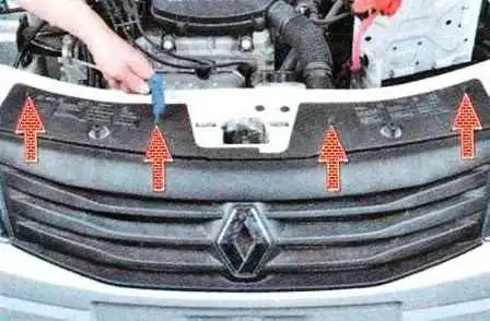 Extracción de guardabarros y parachoques de un Renault Sandero
