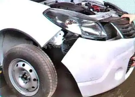 Extracción de guardabarros y parachoques de un Renault Sandero