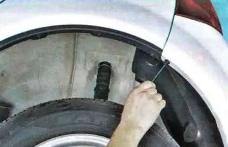 Extracción de guardabarros y parachoques de un Renault Sandero