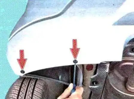 Extracción de guardabarros y parachoques de un Renault Sandero