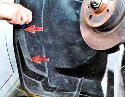 Extracción de guardabarros y parachoques de un Renault Sandero