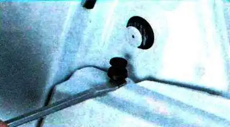 Extracción de guardabarros y parachoques de un Renault Sandero