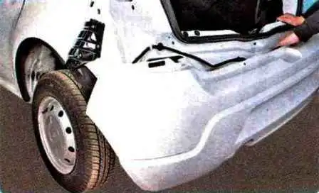 Extracción de guardabarros y parachoques de un Renault Sandero