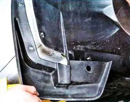Extracción de guardabarros y parachoques de un Renault Sandero