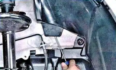 Extracción de guardabarros y parachoques de un Renault Sandero