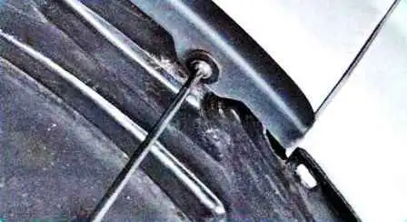 Extracción de guardabarros y paragolpes de un Renault Sandero