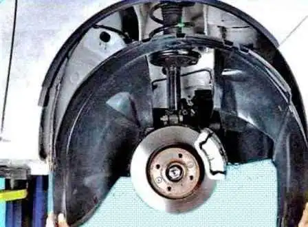 Extracción de guardabarros y parachoques de un Renault Sandero