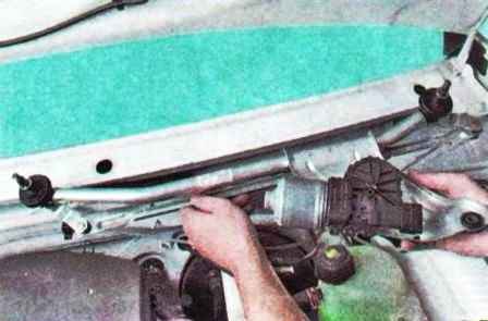 Repair of a windscreen cleaner of a Renault Sandero