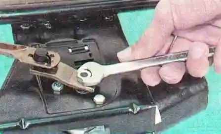 Renault Sandero алдыңғы шыны тазалағышын жөндеу