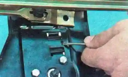 Renault Sandero алдыңғы әйнек тазалағышын жөндеу