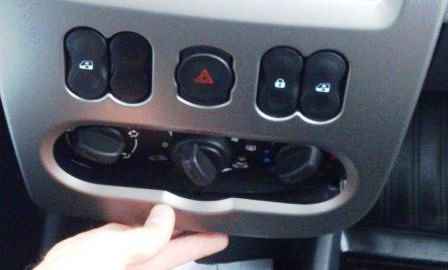 How to remove Renault Sandero dashboard