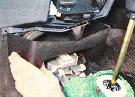 How to remove Renault Sandero dashboard