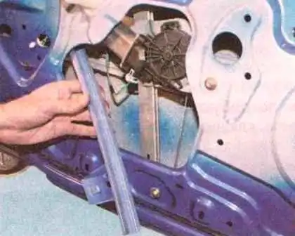 Reparación de puerta delantera Renault Sandero