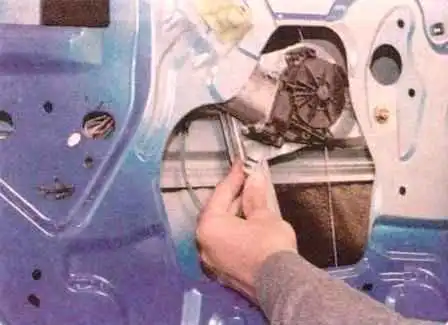 Reparación de puerta delantera Renault Sandero
