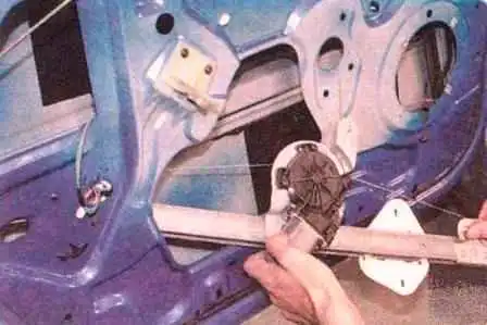 Reparación de puerta delantera Renault Sandero