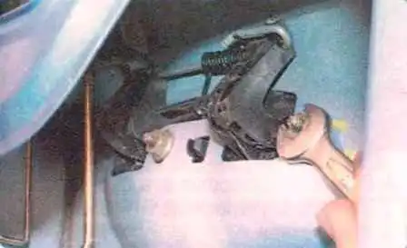 Reparación de puerta delantera Renault Sandero