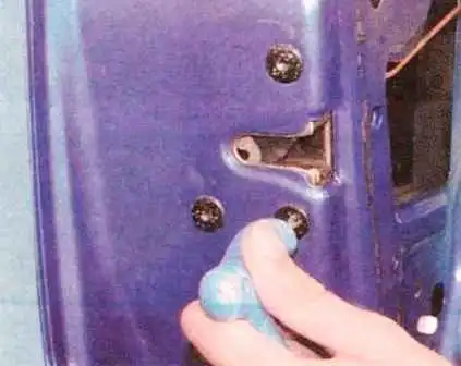 Reparación de puerta delantera Renault Sandero