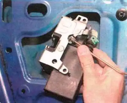 Reparación de puerta delantera Renault Sandero