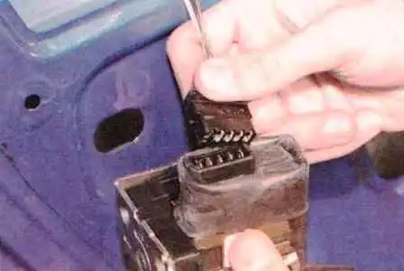 Reparación de puerta delantera Renault Sandero