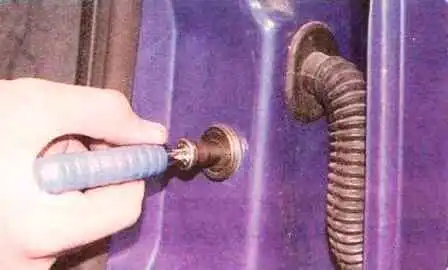 Reparación de puerta delantera Renault Sandero