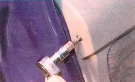 Reparación de puerta delantera Renault Sandero