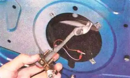 Reparación de puerta delantera Renault Sandero