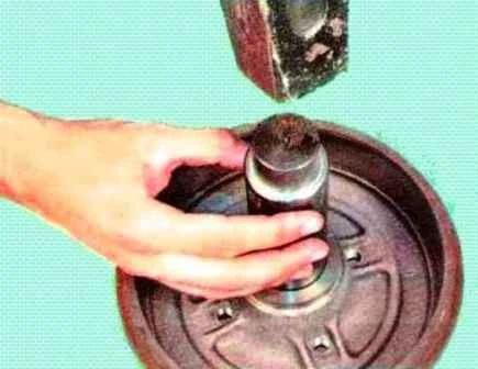 Заміна елементів задньої підвіски автомобіля Рено Сандеро