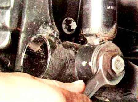 Reemplazo de elementos de la suspensión trasera de un Renault Sandero