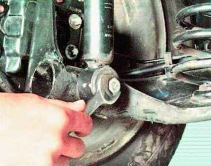 Replacing elements of the rear suspension of a Renault Sandero