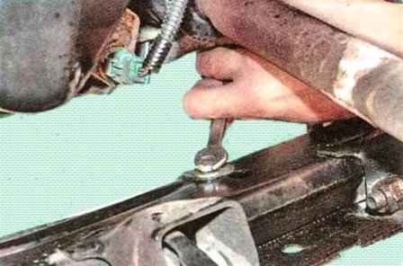 Removing and installing Renault Sandero car subframe